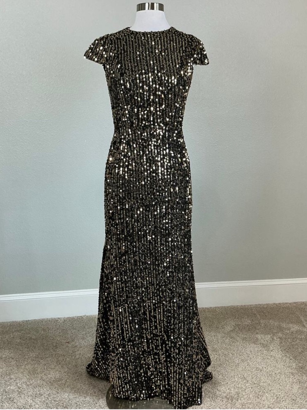 IEENA Mac Duggal Size 2 Black Gold 26647 Cap Sleeve evening gown  ($398)